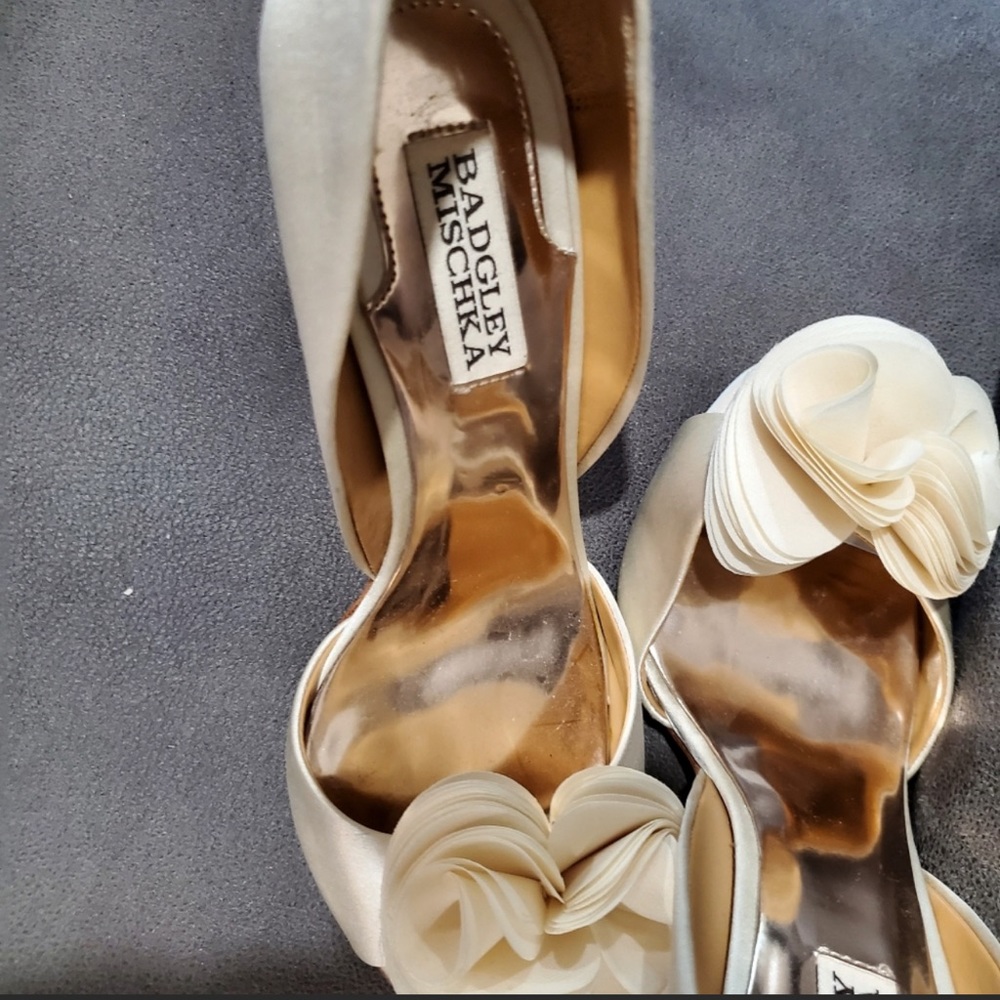 Badgley Mischka off white silk shoes, size 8M, silk flower accent, 4 inch heel - Picture 3 of 6